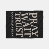 Mens betet warten Vertrauen Gott hat einen Plan Ch Fleecedecke (Vorderseite (Horizontal))