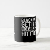 Mens Blacksmiths Get It Hot And Hitting It Hard Kaffeetasse (VorderseiteRechts)