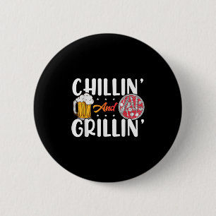 Mens Chilling and Grilling Funny Smoke Fleisch Bar Button