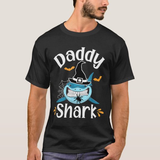 Mens Daddy Shark Funny Halloween Daddy Announcemen T-Shirt (Vorderseite)