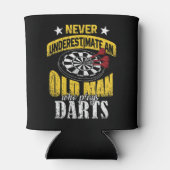 Mens Dart Player unterschätzt nie einen alten Mann Dosenkühler (Rückseite)