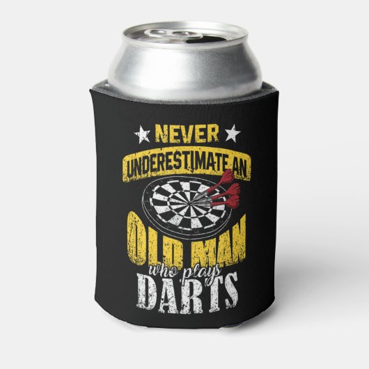 Mens Dart Player unterschätzt nie einen alten Mann Dosenkühler (Kanne Rückseite)
