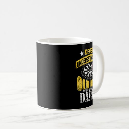 Mens Dart Player unterschätzt nie einen alten Mann Kaffeetasse (VorderseiteRechts)