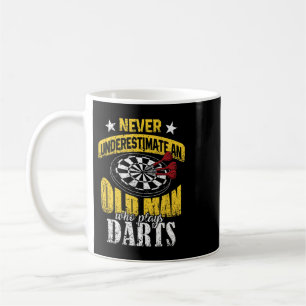 Mens Dart Player unterschätzt nie einen alten Mann Kaffeetasse