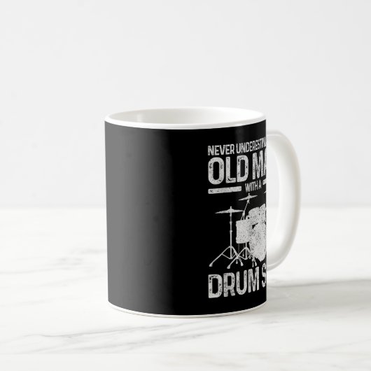 Mens Drummer Geschenk nie unterschätzen einen alte Kaffeetasse (VorderseiteRechts)
