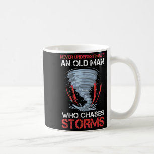 Mens ein alter Mann, der Sturm jagt Kaffeetasse