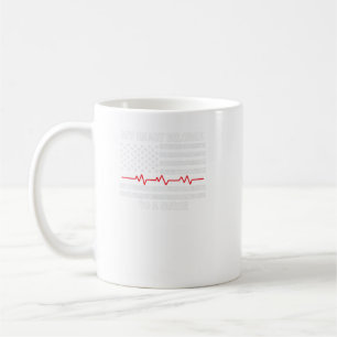Mens Flag Heartbeat Mein Herz gehört einer Kranken Kaffeetasse