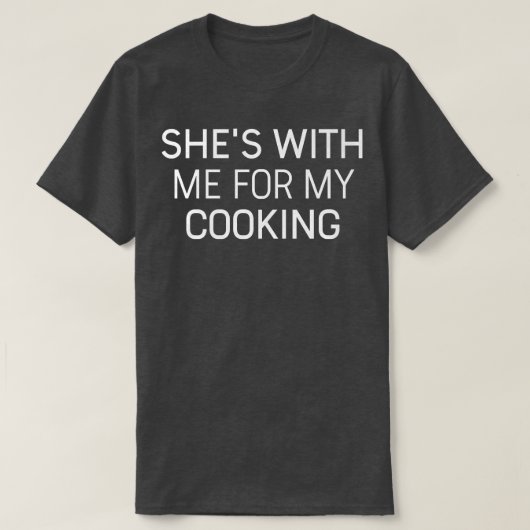Mens Funny Husband She's With Me For My Cooking Ch T-Shirt (Design vorne)
