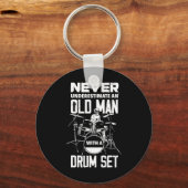 Mens Funny unterschätzt nie einen alten Mann mit D Schlüsselanhänger (Vorderseite)