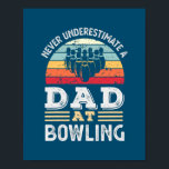 Mens Funny Vater im Bowling Vaters Day Mens Poster<br><div class="desc">Mens Funny Vater bei Bowling Vathers Day Mens Geschenk. Perfektes Geschenk für Ihren Vater,  Mama,  Papa,  Männer,  Frauen,  Freunde und Familienmitglieder am Erntedank Tag,  Weihnachten,  Muttertag,  Vatertag,  4. Juli,  1776 Unabhängiger Tag,  Veteranen Tag,  Halloween,  Patrick's Day</div>