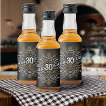Mens Funny Whiskey 30. Geburtstag Alkoholflaschenetikett<br><div class="desc">Feiern Sie die großen 3-0 mit Stil und Spaß mit diesem Vintagen Whiskey Label-inspiriert Geburtstagsdesign. Die Typografie in Schwarz, Gold und Weiß ist verziert und elegant und verleiht ihr ein klassisches Retro-Vintages Ambiente. Ideal für den Mann (oder die Frau!) in Ihrem Leben, der ihre Lieben, Spirituosen, Bourbon und andere alkoholische...</div>
