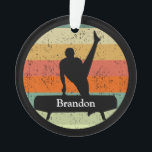 Mens Gymnastik Gymnastik Sunset Custom Christmas Ornament<br><div class="desc">Mens Gymnastics Boys Team Sunset. Starker männlicher Gymnast auf einem Pommelpferd vor einem coolen Retro-Sonnenuntergang. Phantastische personalisierte Weihnachtsschmuck.</div>