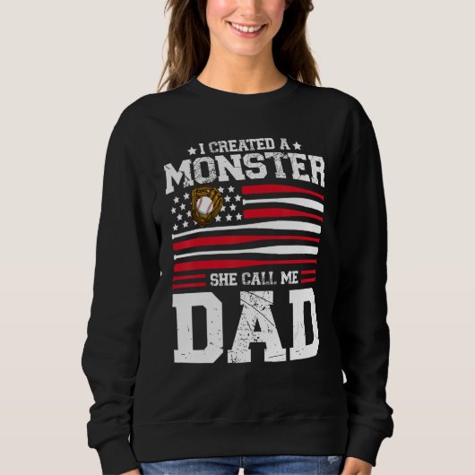 Mens I Created A Monster She Calls Me Dad Softball Sweatshirt (Vorderseite)