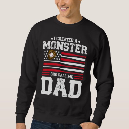 Mens I Created A Monster She Calls Me Dad Softball Sweatshirt (Vorderseite)