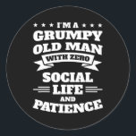 Mens Ich bin ein mürrischer alter Mann ohne sozial Runder Aufkleber<br><div class="desc">Mens bin ich ein grausamer alter Mann mit Null soziales Leben grausames Geschenk. Perfektes Geschenk für Ihren Vater,  Mama,  Papa,  Männer,  Frauen,  Freunde und Familienmitglieder am Erntedank Tag,  Weihnachten,  Muttertag,  Vatertag,  4. Juli,  1776 Unabhängiger Tag,  Veteranen Tag,  Halloween,  Patrick's Day</div>