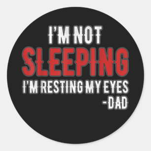 Mens I'm Not Sleeping I'm Just Resting My Eyes Runder Aufkleber