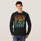 Mens It s Not Easy Being My Wifes Arm Candy T-Shirt (Vorne ganz)
