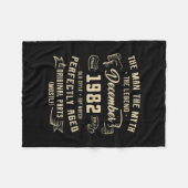 Mens Man Myth Legend December 1982 40th Birthday Fleecedecke (Vorderseite (Horizontal))