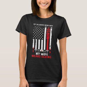 Mens Meine Ehefrau trägt ein Geschenk von Scrubs A T-Shirt