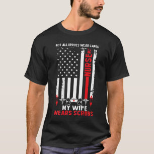 Mens Meine Ehefrau trägt ein Geschenk von Scrubs A T-Shirt