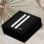 Mens Mit Monogramm Racing Strip Erinnerungskiste<br><div class="desc">Dieses Design zeichnet sich durch weiße Rennstreifen auf einem schwarzen Hintergrund aus. Sie können das Design mit Ihrem ersten in Weiß unten rechts monographieren. Diese Kiste ist ein großartiges Geschenk für Männer. Copyright Kathy Henis</div>