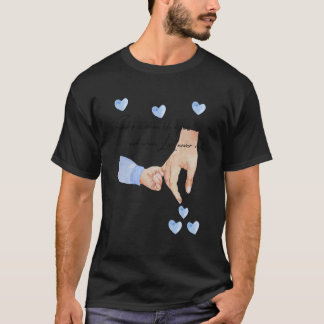 Mens neuer Vater eines Jungen, der die Hände mit e T-Shirt