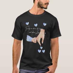Mens neuer Vater eines Jungen, der die Hände mit e T-Shirt