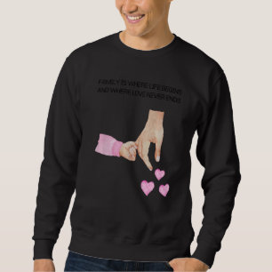 Mens neuer Vater und Tochter, die die Hände eines Sweatshirt