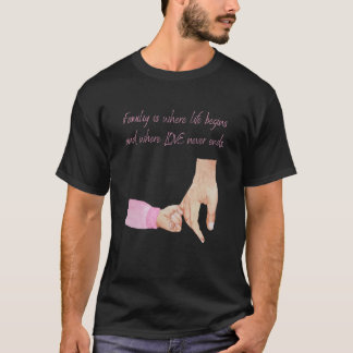 Mens neuer Vater und Tochter, die die Hände eines  T-Shirt