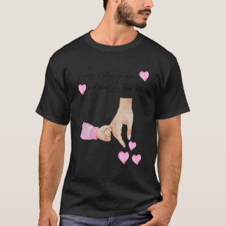 Mens neuer Vater und Tochter, die die Hände eines T-Shirt