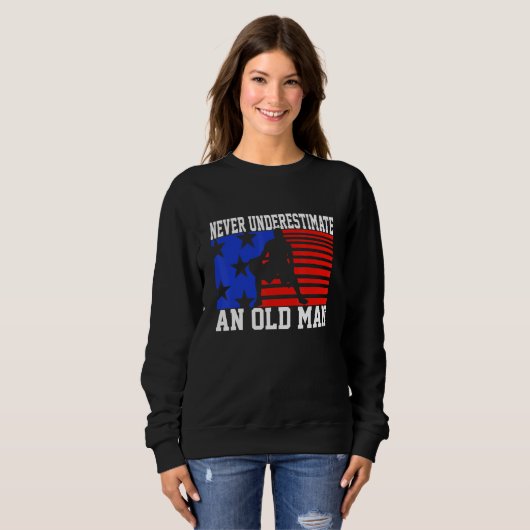 Mens Never Underestimate An Old Man USA Flag Bas Sweatshirt (Vorne ganz)