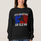 Mens Never Underestimate An Old Man USA Flag Bas Sweatshirt (Vorderseite)
