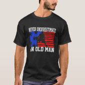 Mens Never Underestimate An Old Man USA Flag   Bas T-Shirt (Vorderseite)