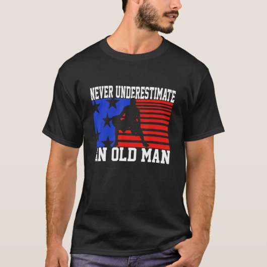 Mens Never Underestimate An Old Man USA Flag   Bas T-Shirt (Vorderseite)