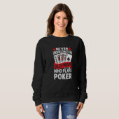 Mens Never Underestimate An Old Man Who Plays Poke Sweatshirt (Vorne ganz)