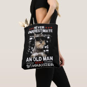 Mens Never Underestimate An Old Man With A Schnauz Tasche (Von Nahem)