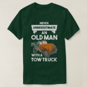 Mens Never Underestimate an Old Man with a Tow Tru T-Shirt (Design vorne)