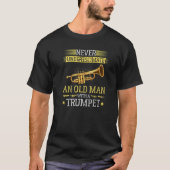 Mens Never Underestimate an Old Man with a Trumpet T-Shirt (Vorderseite)
