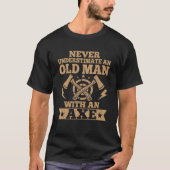 Mens Never Underestimate An Old Man With An Axe Th T-Shirt (Vorderseite)