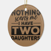 Mens Nichts kümmert mich, ich habe zwei Töchter Keramik Ornament (Links)