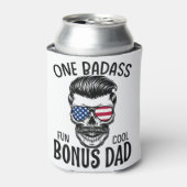 Mens One Badass Bonus Step Vater Funny Gift Geburt Dosenkühler (Kanne Vorderseite)