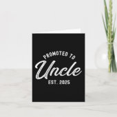 Mens Promoted To Uncle Est 2025 Funny Baby Announc Karte (Vorderseite)