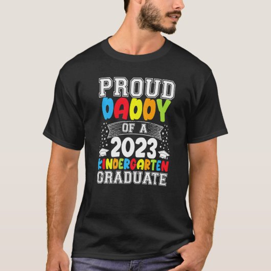Mens Proud Daddy von einem 2023-Grad-Kindergarten  T-Shirt (Vorderseite)
