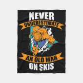 Mens Ski Funny Skiing Never Underestimate An Old M Fleecedecke (Vorderseite)