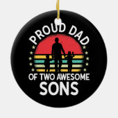 Mens stolz Vater von zwei Phantastischen Sons Cool Keramik Ornament (Hinten)