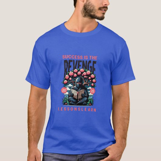 MEN'S SUCCESS REVENGE LESSONS LEARN BASIC TEE (Vorderseite)
