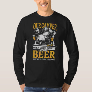 Mens unser Camper hat eine offene Tür Politik Bier T-Shirt