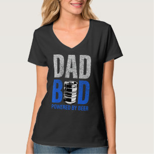 Mens-Vater-Bod, das durch das Trinken von Bier ang T-Shirt