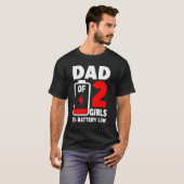 Mens Vater von 2 Mädchen müde Vater Tote Batterie  T-Shirt (Vorne ganz)