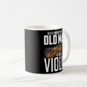 Mens Violinist unterschätzt nie einen alten Mann m Kaffeetasse (VorderseiteRechts)